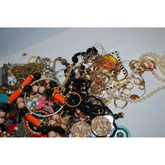 Vintage Jewelry Bits & Pieces for Jewelry Making and Crafting Mod Retro Kitsch - Picture 6 of 6